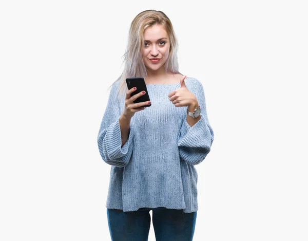 Jovem Loira Enviando Mensagem Usando Smartphone Sobre Fundo Isolado Feliz — Fotografia de Stock
