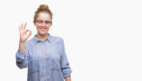 Junge Blonde Geschäftsfrau Lächelt Positiv Und Tut Zeichen Mit Der — Stockfoto