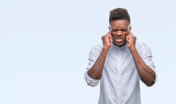 Afrikalı Amerikalı Genç Kulakları Ile Yüksek Sesle Müzik Gürültü Rahatsız — Stok fotoğraf