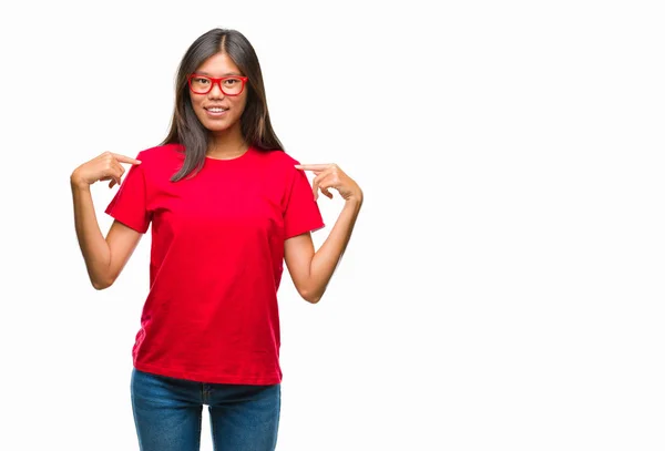 Młoda Kobieta Azjatyckich Okularach Białym Tle Patrząc Pewny Siebie Uśmiechem — Zdjęcie stockowe