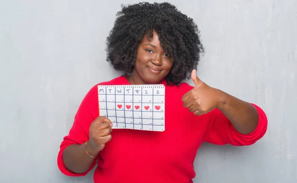 Jonge African American Vrouw Grijs Grunge Muur Holding Menstruatie Kalender — Stockfoto