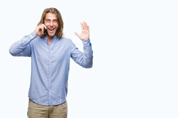Молодой Красивый Мужчина Длинными Волосами Изолированном Фоне Говорит Телефону Счастливым — стоковое фото
