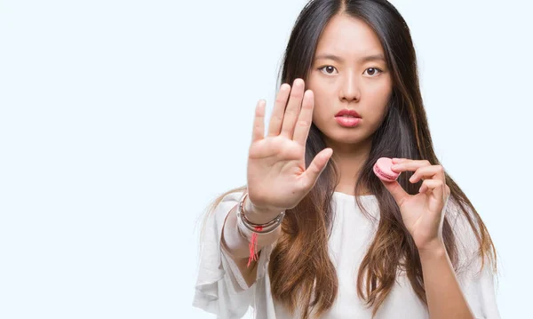 Jonge Aziatische Vrouw Roze Macaron Zoet Eten Geïsoleerde Achtergrond Met — Stockfoto