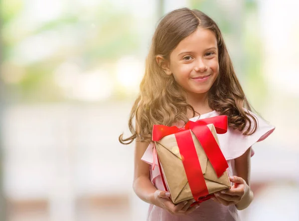 Morena Hispânica Menina Segurando Presente Com Rosto Feliz Sorrindo Com — Fotografia de Stock