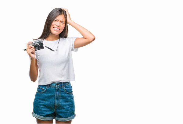 Jeune Femme Asiatique Tenant Appareil Photo Vigne Sur Fond Isolé — Photo