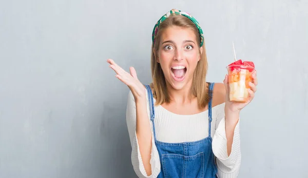 Hermosa Joven Sobre Pared Gris Grunge Comiendo Frutas Muy Felices — Foto de Stock