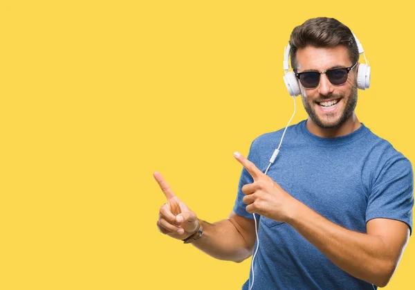 Homem Bonito Jovem Usando Fones Ouvido Ouvindo Música Sobre Fundo — Fotografia de Stock