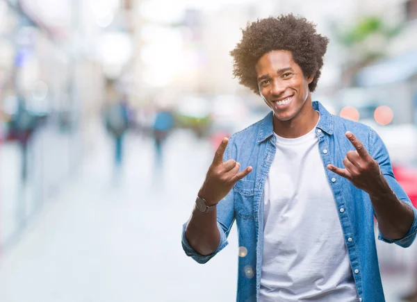Afroamerikanischer Mann Über Isoliertem Hintergrund Der Mit Verrücktem Gesichtsausdruck Rocksymbole — Stockfoto