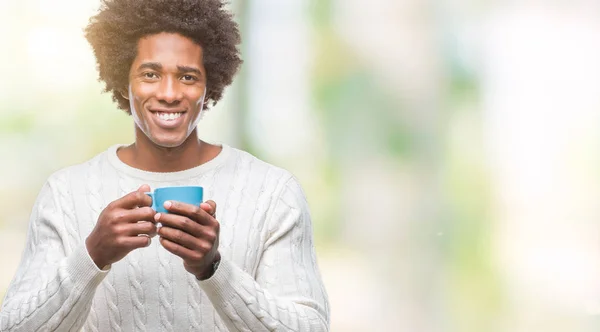 Afro Americký Muž Pít Šálek Kávy Izolované Pozadí Šťastný Obličej — Stock fotografie