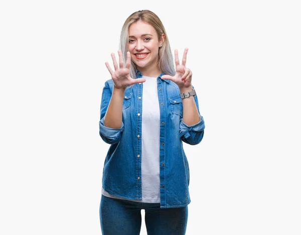 年轻的金发女人在孤立的背景显示 并指出手指数八 而微笑着自信和快乐 — 图库照片