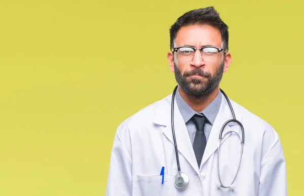 Uomo Adulto Medico Ispanico Sfondo Isolato Scettico Nervoso Accigliato Sconvolto — Foto Stock