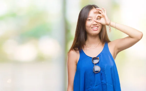 独立背景的年轻亚洲妇女做 手势用手微笑 眼睛看通过手指与愉快的面孔 — 图库照片
