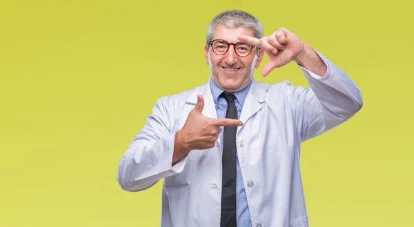 Schöner Oberarzt Wissenschaftler Professioneller Mann Trägt Weißen Mantel Über Isoliertem — Stockfoto