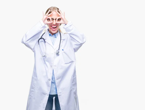 Hermosa Joven Doctora Rubia Vistiendo Uniforme Médico Sobre Fondo Aislado — Foto de Stock