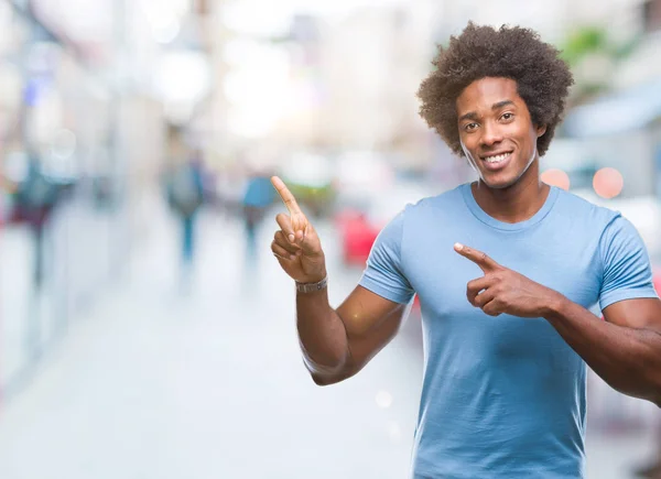 Afro Amerikaanse Man Geïsoleerde Achtergrond Glimlachen Kijken Naar Camera Met — Stockfoto