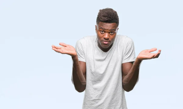 Hombre Afroamericano Joven Sobre Fondo Aislado Expresión Despistada Confusa Con — Foto de Stock