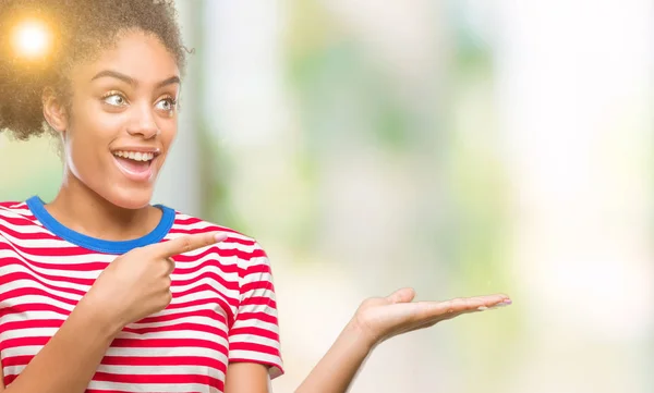 Jonge Afro Amerikaanse Vrouw Geïsoleerde Achtergrond Verbaasd Lachend Naar Camera — Stockfoto