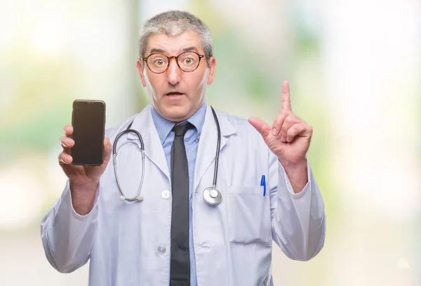 Bonito Médico Sênior Homem Mostrando Tela Smarpthone Sobre Fundo Isolado — Fotografia de Stock