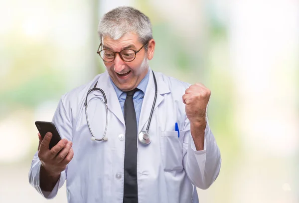 Stilig Senior Doktor Man Sms Skicka Meddelande Med Smarpthone Över — Stockfoto