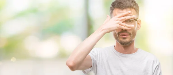 Unga Tatuerade Vuxen Man Kikar Chock Som Täcker Ansikte Och — Stockfoto