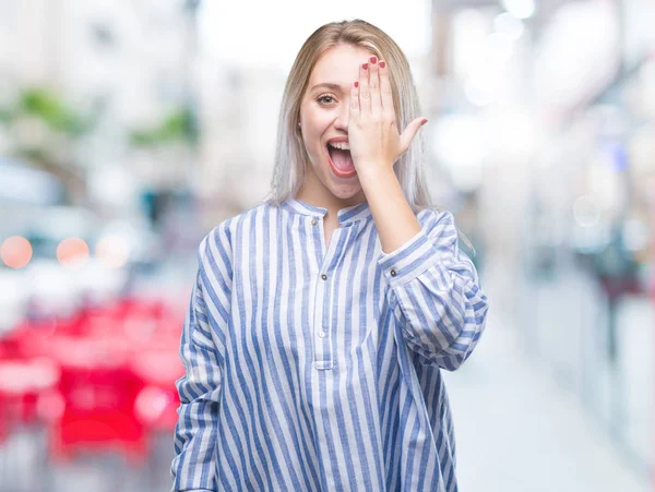 Mladá Blond Žena Izolované Pozadí Zahrnující Jedno Oko Rukou Sebejistý — Stock fotografie