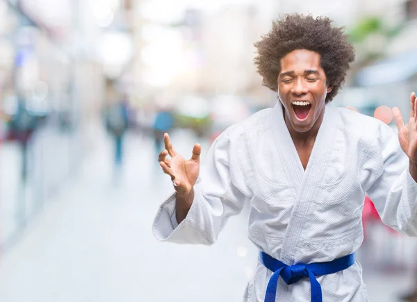 Hombre Afroamericano Usando Kimono Karate Sobre Fondo Aislado Celebrando Loco — Foto de Stock