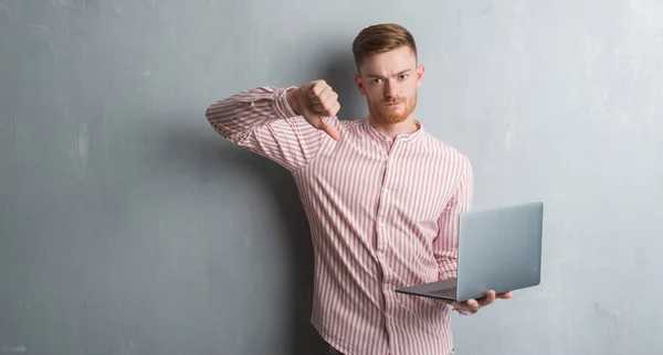 Young Redhead Man Grey Grunge Wall Holding Using Computer Laptop — Stock Photo, Image