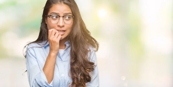 Junge Schöne Arabische Frau Mit Brille Über Isoliertem Hintergrund Sieht — Stockfoto