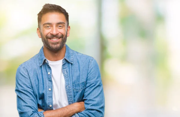 Uomo Ispanico Adulto Sfondo Isolato Volto Felice Sorridente Con Braccia — Foto Stock