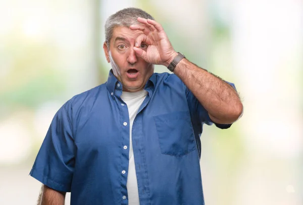 Bello Uomo Anziano Sfondo Isolato Facendo Gesto Scioccato Con Faccia — Foto Stock