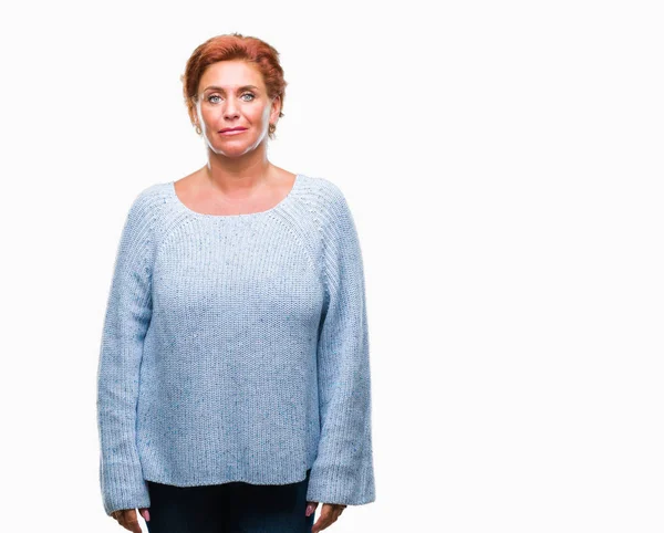Atractiva Mujer Pelirroja Caucásica Mayor Con Suéter Invierno Sobre Fondo —  Fotos de Stock