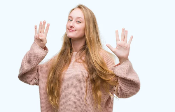 Blond Tonåring Kvinna Rosa Tröja Visar Och Pekar Uppåt Med — Stockfoto