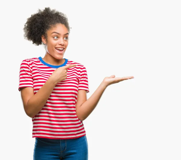 Joven Mujer Afroamericana Sobre Fondo Aislado Asombrado Sonriendo Cámara Mientras — Foto de Stock