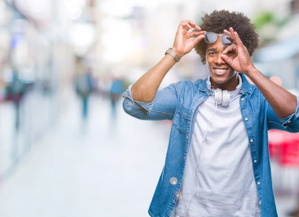 Afro Amerikansk Man Bär Hörlurar Lyssna Musik Över Isolerade Bakgrund — Stockfoto