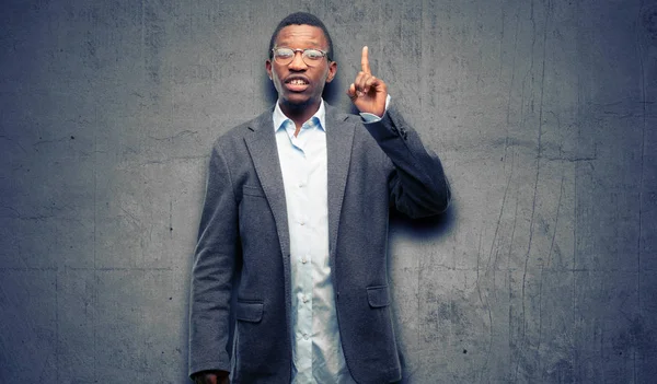 Африканский Черный Мужчина Куртке Счастлив Удивлён Приветствием Выражающим Вау Жест — стоковое фото
