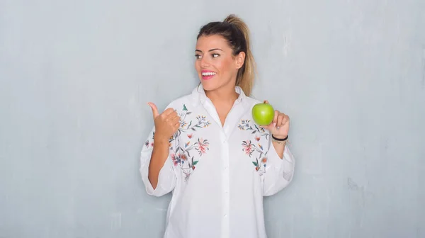 Young Adult Woman Grey Grunge Wall Eating Fresh Green Apple — Stock Photo, Image