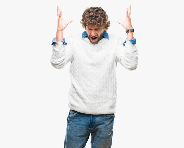 英俊的拉美裔男子模型穿着冬季毛衣在孤立的背景庆祝疯狂和疯狂的成功与胳膊举起和闭着眼睛尖叫兴奋 获奖者概念 — 图库照片