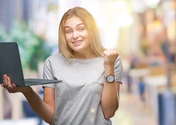 Mujer Caucásica Joven Usando Computadora Portátil Sobre Fondo Aislado Gritando —  Fotos de Stock