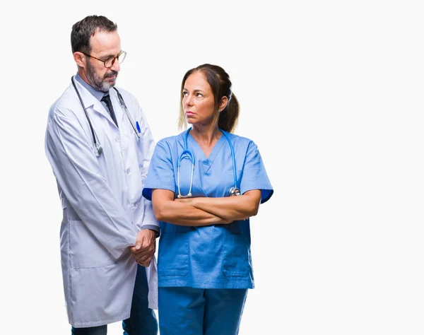 Médicos Hispânicos Meia Idade Casam Vestindo Uniforme Médico Sobre Fundo — Fotografia de Stock