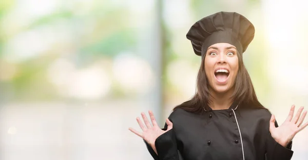 Joven Cocinera Hispana Vistiendo Uniforme Chef Muy Feliz Emocionada Expresión —  Fotos de Stock