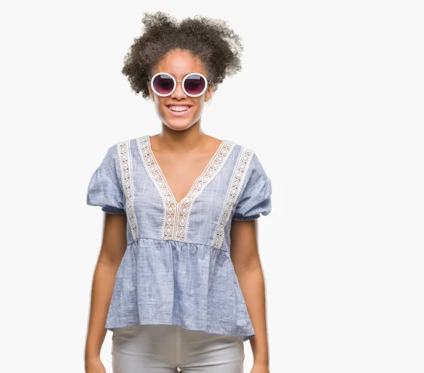 Mujer Afroamericana Joven Con Gafas Sobre Fondo Aislado Con Una —  Fotos de Stock