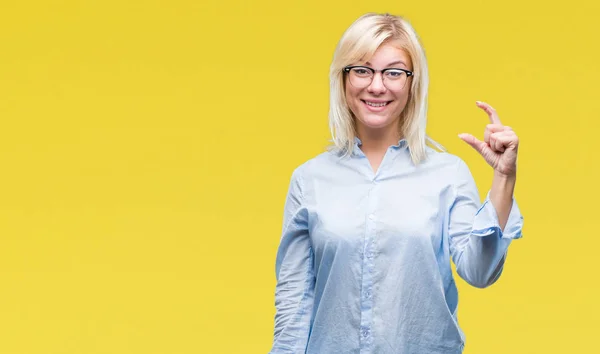 Ung Vacker Blond Affärskvinna Bär Glasögon Över Isolerade Bakgrund Leende — Stockfoto