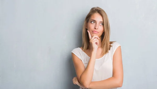 Bella Giovane Donna Piedi Sopra Grunge Muro Grigio Faccia Seria — Foto Stock