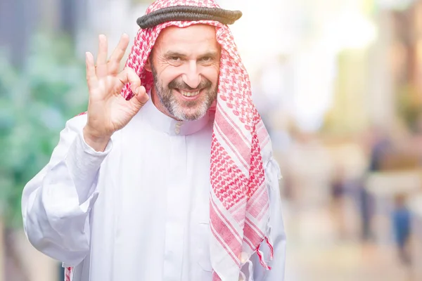 Homme Arabe Senior Portant Keffiyeh Sur Fond Isolé Souriant Positif — Photo