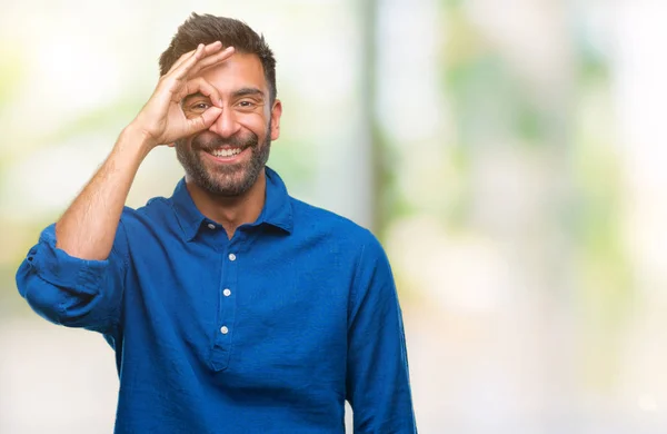 Volwassen Spaanse Man Geïsoleerde Achtergrond Doen Gebaar Met Hand Glimlachen — Stockfoto