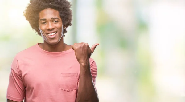 Afro Amerikansk Man Över Isolerade Bakgrund Leende Med Glada Ansikte — Stockfoto