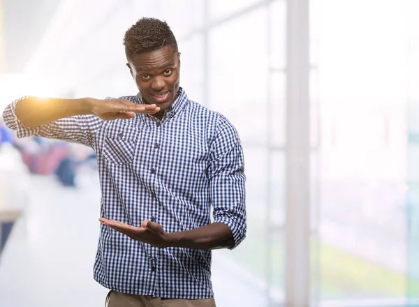 Unga Afroamerikanska Man Klädd Blå Tröja Gestikulerande Med Händer Som — Stockfoto