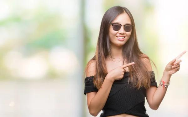Jovem Mulher Asiática Vestindo Óculos Sol Sobre Fundo Isolado Sorrindo — Fotografia de Stock
