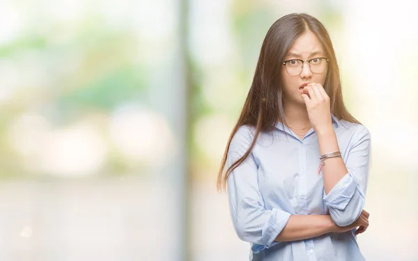 Jovem Asiática Mulher Negócios Vestindo Óculos Sobre Fundo Isolado Olhando — Fotografia de Stock