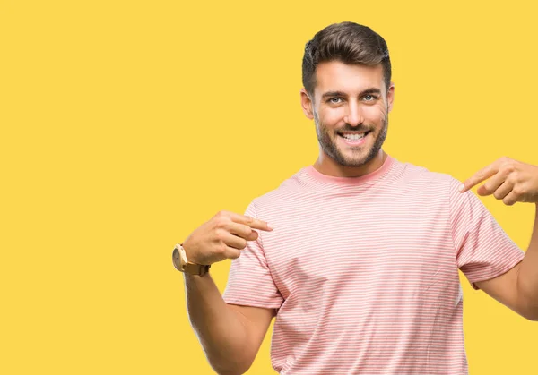 Joven Hombre Guapo Sobre Fondo Aislado Mirando Confiado Con Sonrisa —  Fotos de Stock